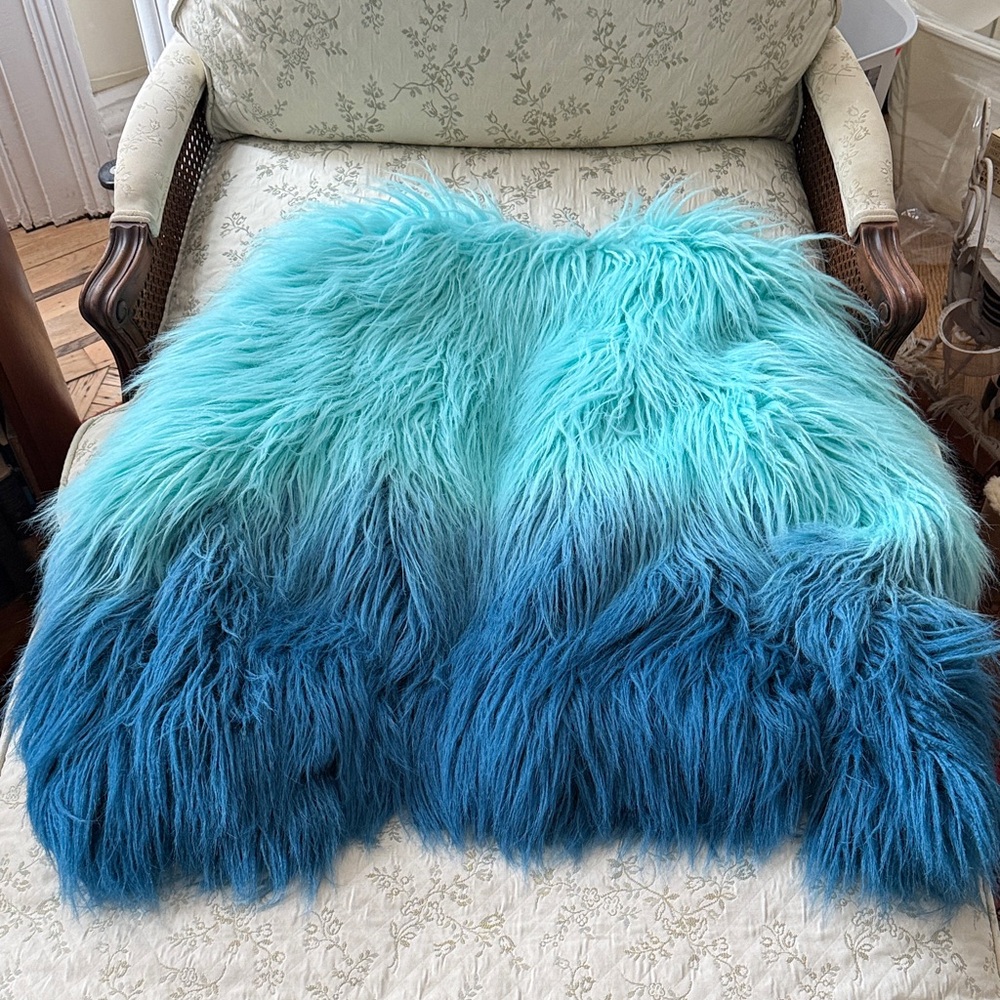 SEA ALPACA SOLD OUT FAUX FUR BOMBER JACKET size medium - Picture 9 of 10